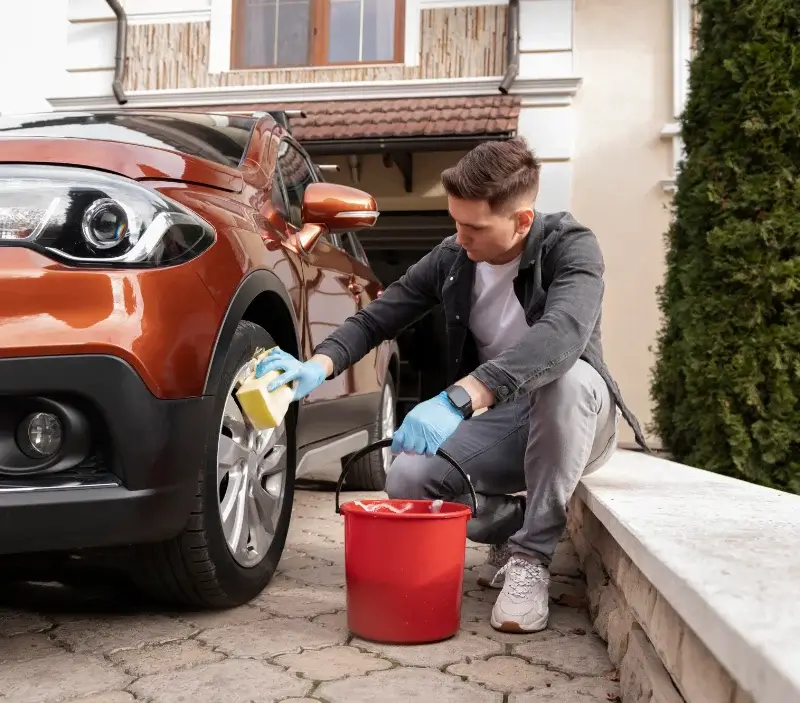 Lavage auto à domicile Escornebœuf : professionnel intervenant sur un véhicule